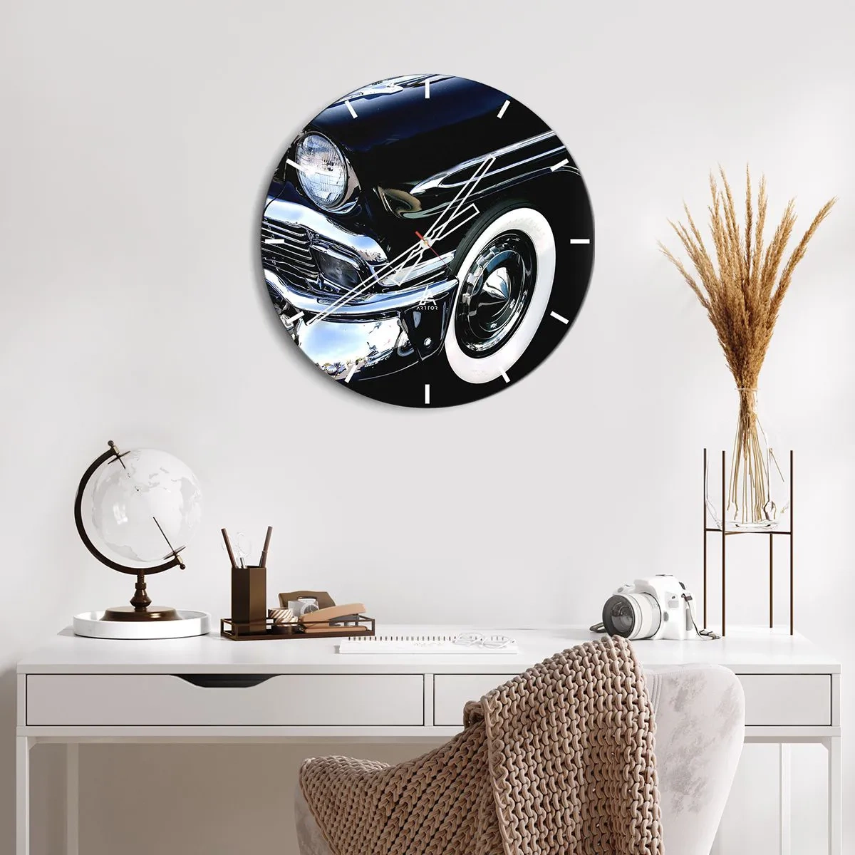 Relógio de parede - Relógio em vidro - Um carro retrô preto brilhante com um estilo clássico - 30x30cm - Clássicos em prata, preto e branco - Decoração de parede moderna para a sala de estar, cozinha e quarto ARTTOR
