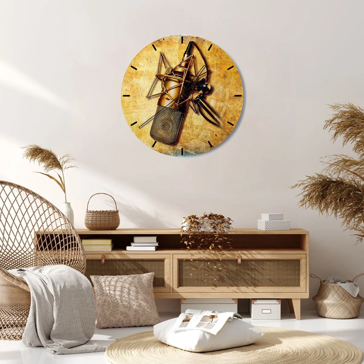 Relógio de parede - Relógio em vidro - Um motivo de microfone de estúdio em um fundo dourado - 30x30cm - Os Anos Dourados da Rádio - Decoração de parede moderna para a sala de estar, cozinha e quarto ARTTOR