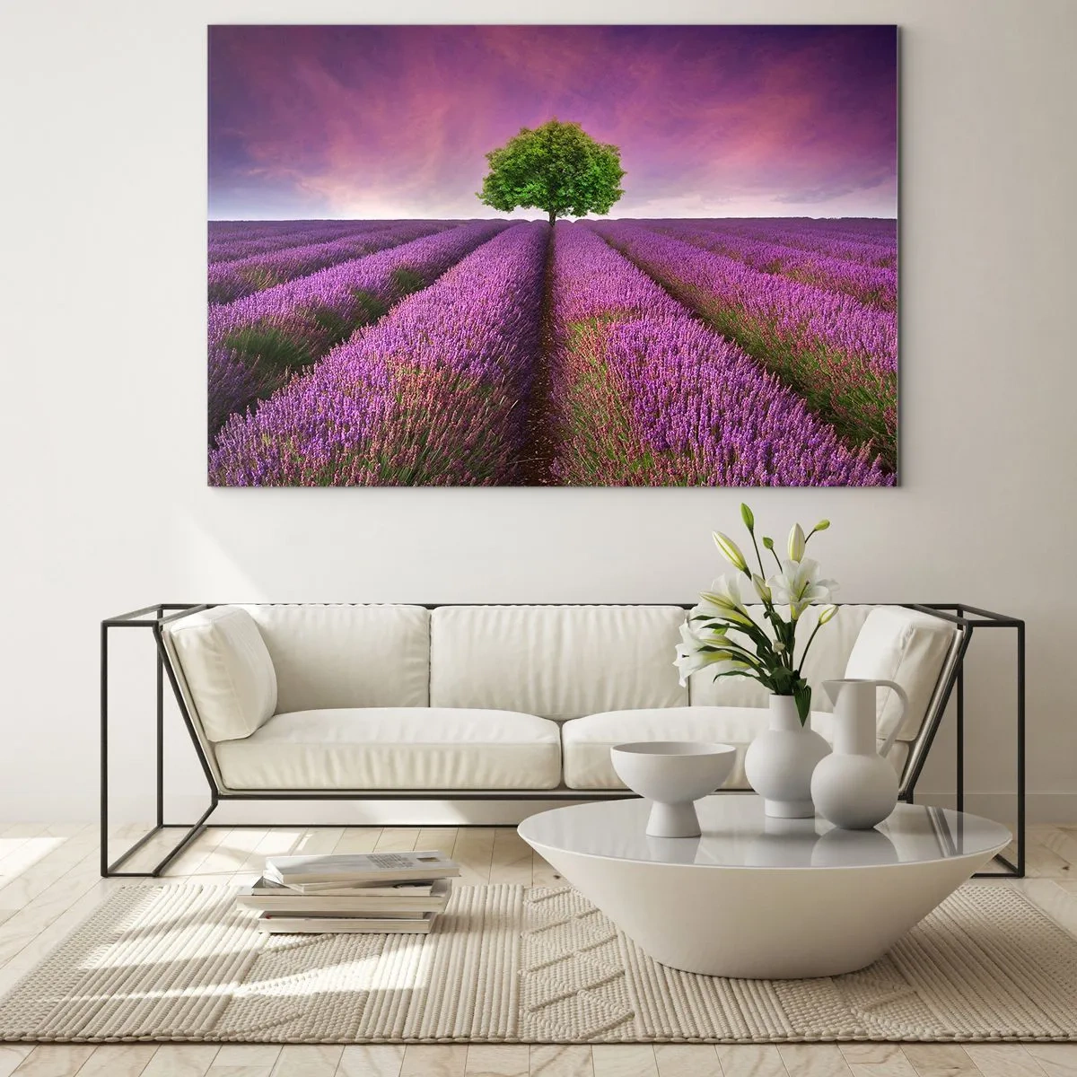 Quadro em vidro - Um campo de lavanda com uma árvore solitária contra o céu - 70x50cm - Nos campos de lavanda - Decoração de parede moderna para a sala de estar e quarto ARTTOR
