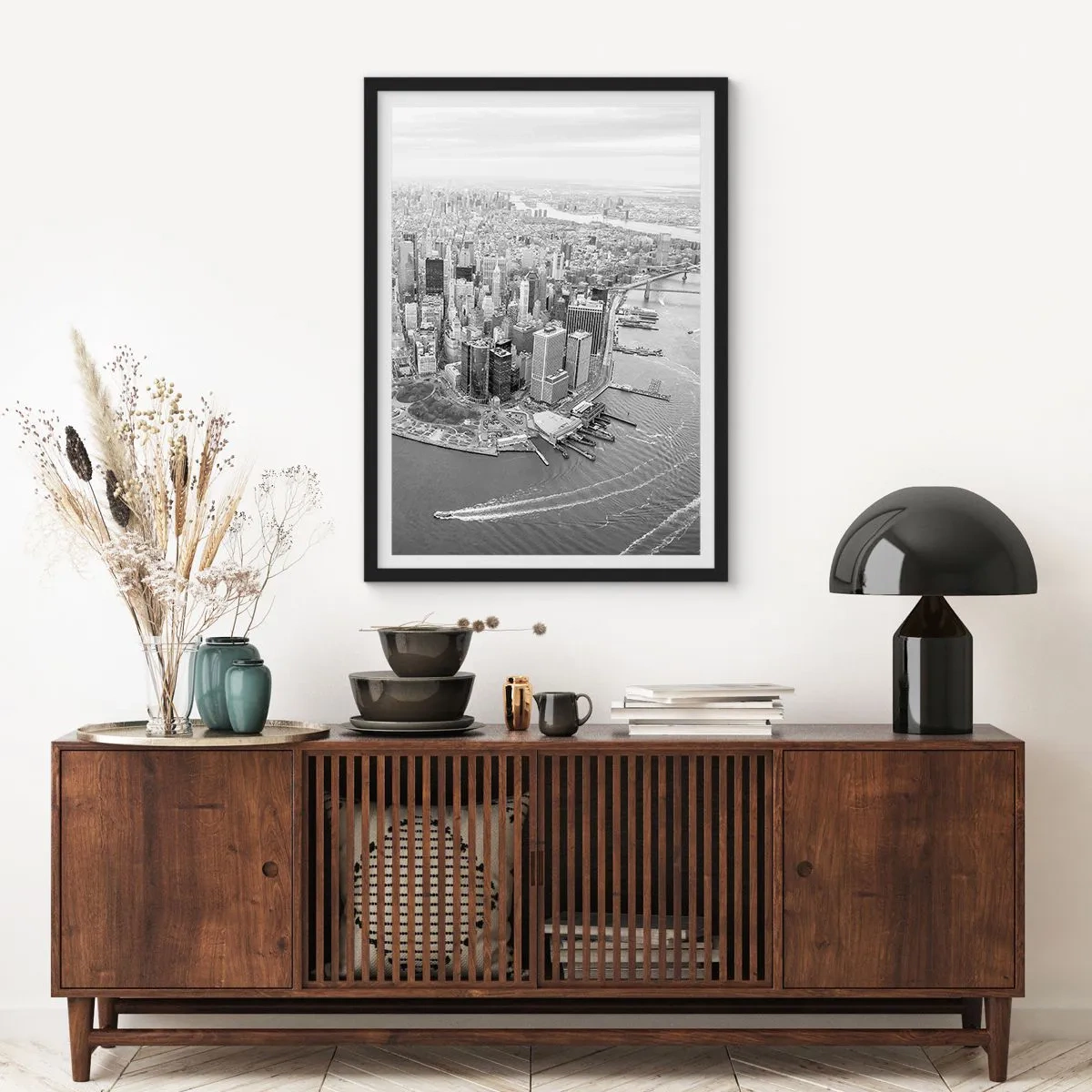 Pôster com moldura preta - Um panorama em preto e branco da cidade com vista para a água - 50x70cm - Como não amar? - Decoração de parede moderna para a sala de estar e quarto ARTTOR