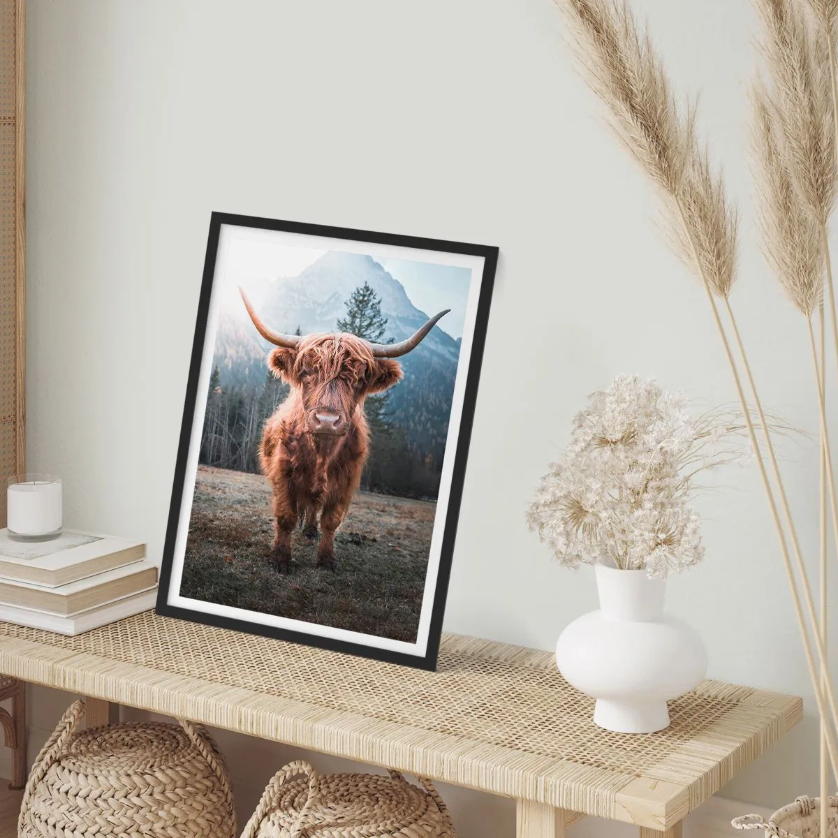 Pôster com moldura preta - Vaca das Terras Altas da Escócia com montanhas majestosas ao fundo - 50x70cm - Saudações do prado da montanha - Decoração de parede moderna para a sala de estar e quarto ARTTOR
