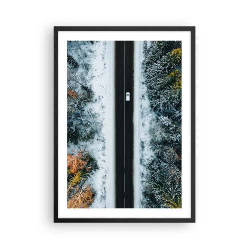 Pôster com moldura preta - Uma vista aérea de uma floresta de inverno com uma estrada e um único carro - 50x70cm - Cortar a floresta no inverno - Decoração de parede moderna para a sala de estar e quarto ARTTOR