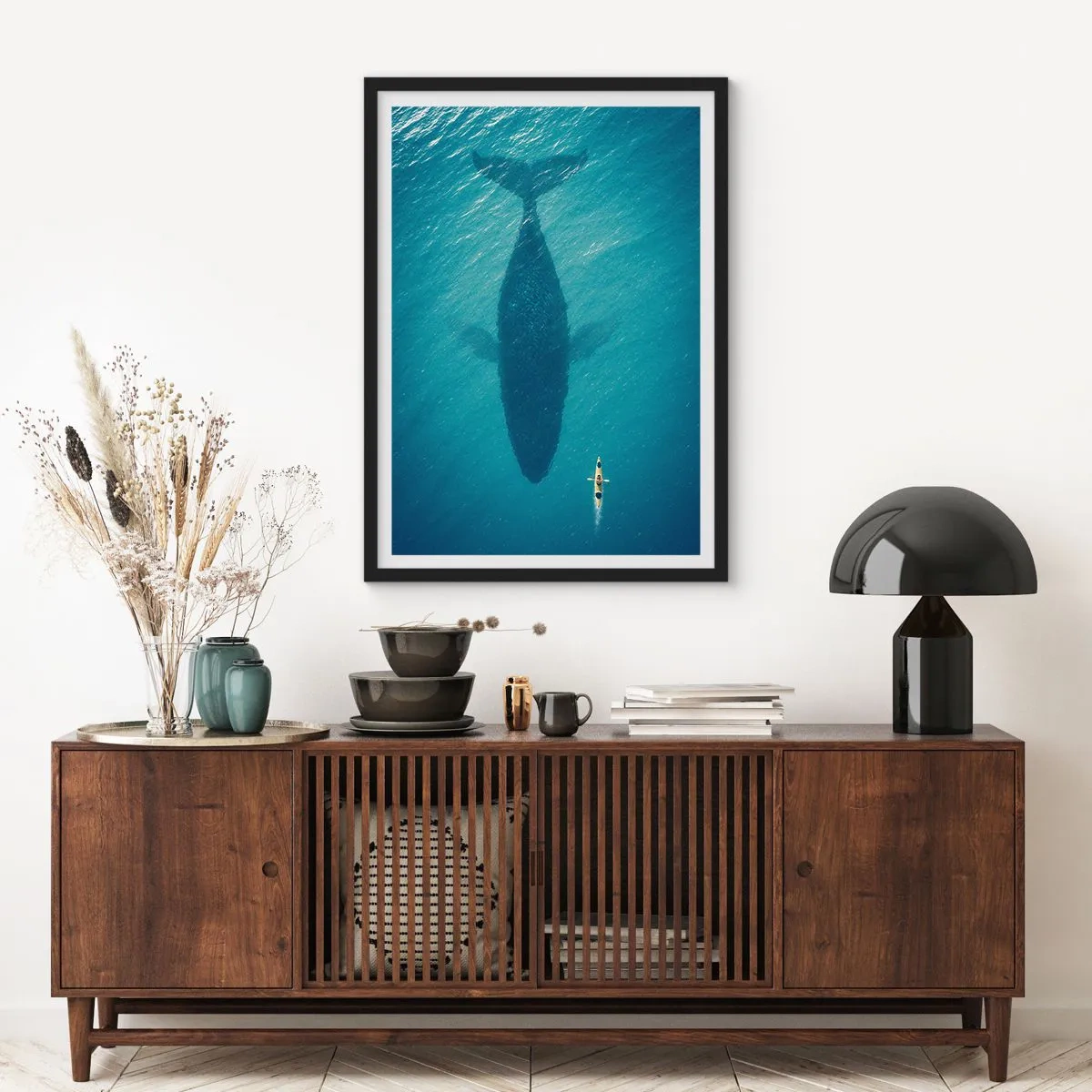 Pôster com moldura preta - Caiaque na água acima da sombra de uma enorme baleia - 50x70cm - Encontro no oceano - Decoração de parede moderna para a sala de estar e quarto ARTTOR
