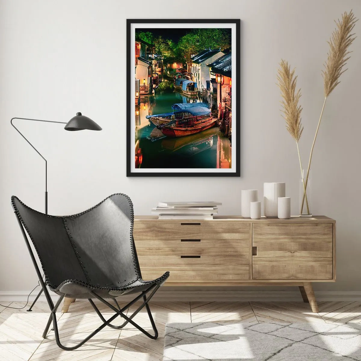 Pôster com moldura preta - Um canal de água com barcos cercados por edifícios tradicionais à noite - 50x70cm - Uma noite em uma rua chinesa - Decoração de parede moderna para a sala de estar e quarto ARTTOR
