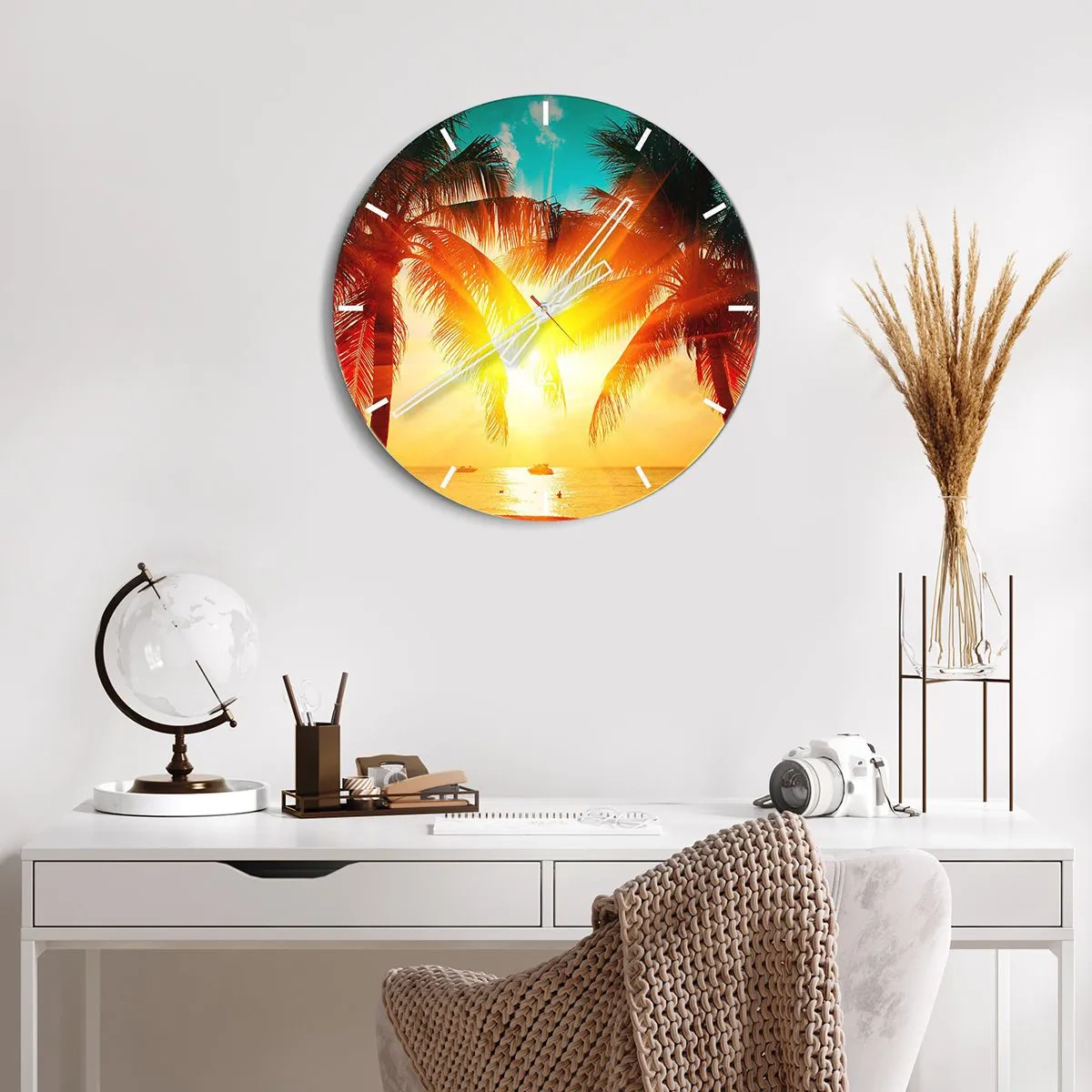Relógio de parede - Relógio em vidro - Pôr do sol atrás das palmeiras sobre um mar tropical - 30x30cm - Casal exótico - Decoração de parede moderna para a sala de estar, cozinha e quarto ARTTOR