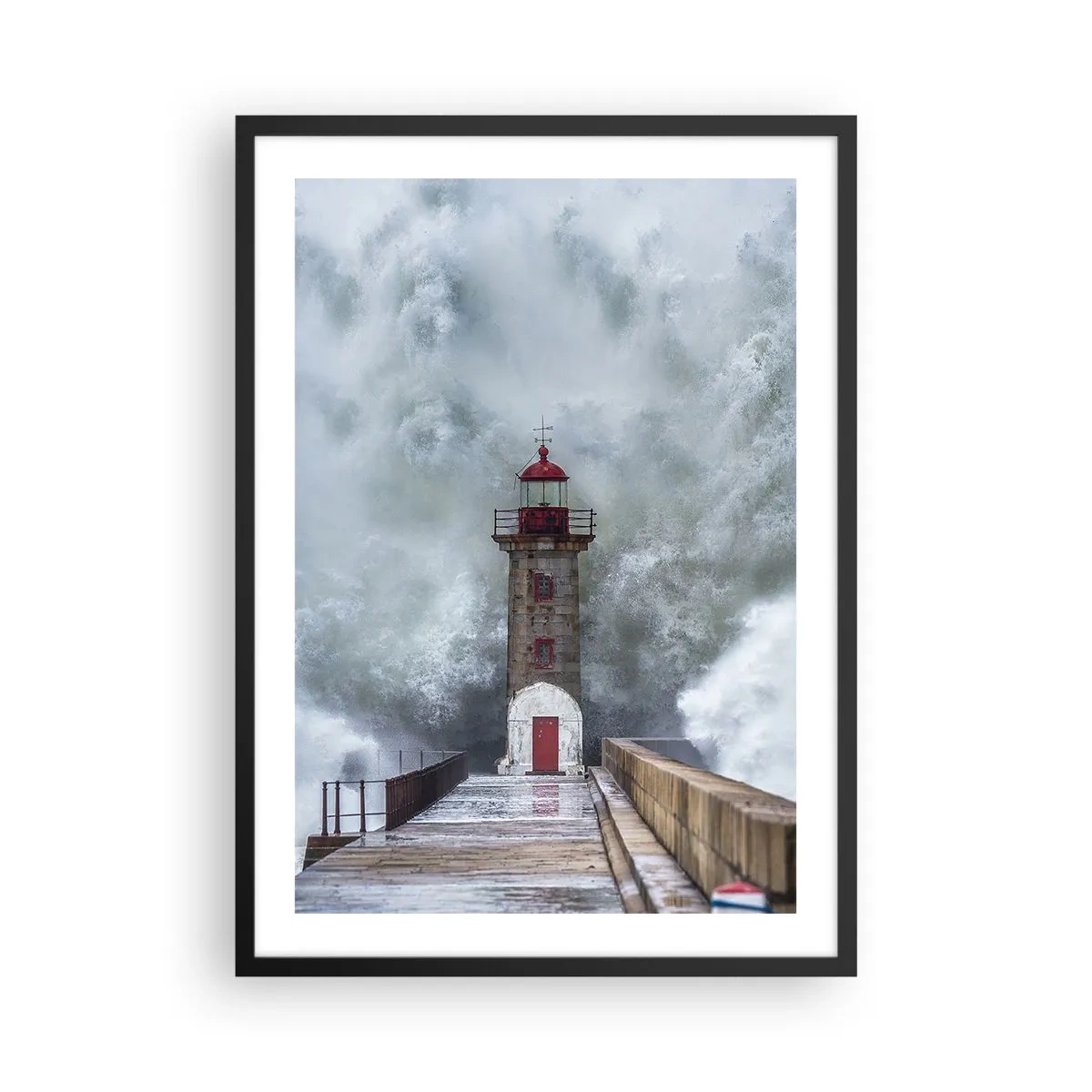 Pôster com moldura preta - Um farol cercado por ondas poderosas durante uma tempestade - 50x70cm - O rugido das águas, o som do vento - Decoração de parede moderna para a sala de estar e quarto ARTTOR