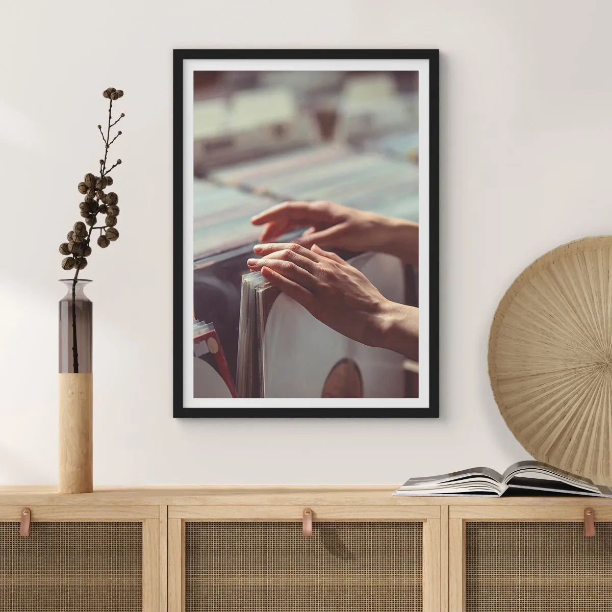 Pôster com moldura preta - Mãos olhando discos de vinil em uma loja de música - 50x70cm - Em busca de emoções - Decoração de parede moderna para a sala de estar e quarto ARTTOR