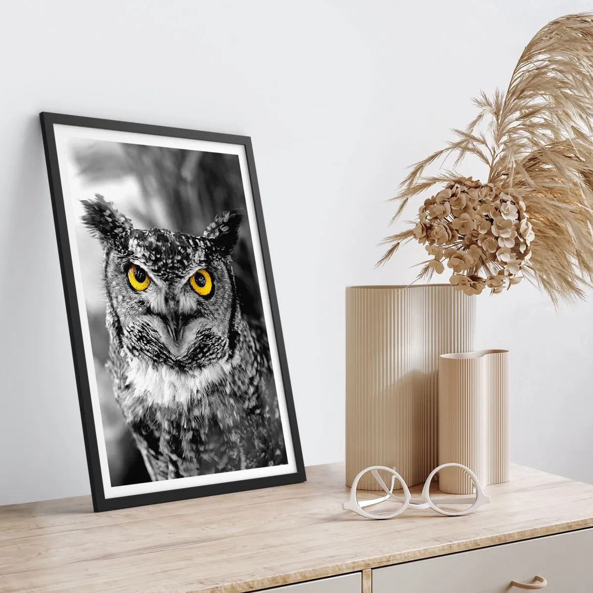 Pôster com moldura preta - Uma coruja com olhos amarelos em um fundo preto e branco - 50x70cm - Nada pode ser escondido - Decoração de parede moderna para a sala de estar e quarto ARTTOR