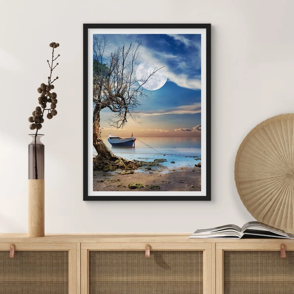 Pôster com moldura preta - Paisagem com um barco, uma árvore e a lua contra um fundo de águas calmas - 50x70cm - É este o fim ou o começo? - Decoração de parede moderna para a sala de estar e quarto ARTTOR
