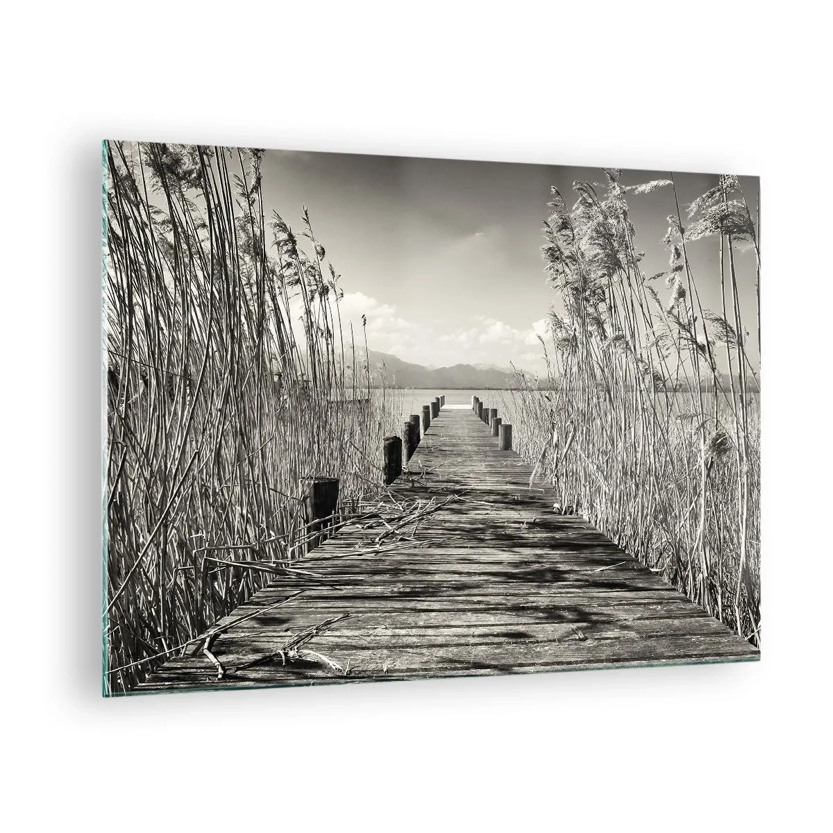 Quadro em vidro - Uma ponte de madeira atravessa a grama e atravessa um lago tranquilo. - 70x50cm - No silêncio da relva - Decoração de parede moderna para a sala de estar e quarto ARTTOR
