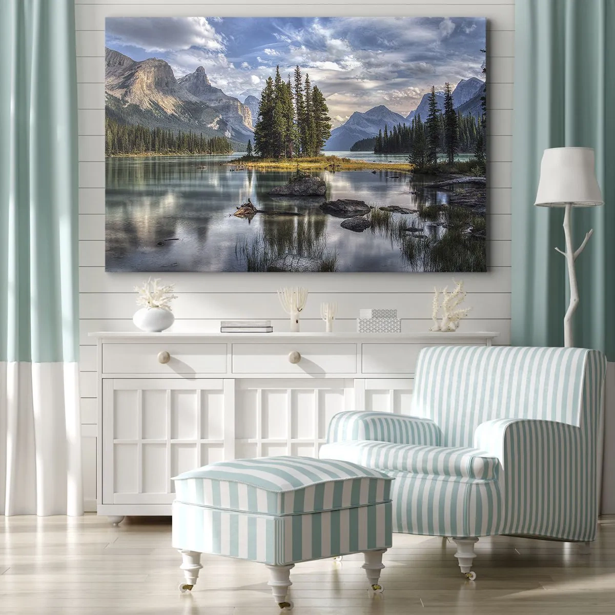 Quadro em tela - Uma paisagem montanhosa com uma ilha cercada por um lago calmo - 70x50cm - Por águas grandes e límpidas… - Decoração de parede moderna para a sala de estar e quarto ARTTOR