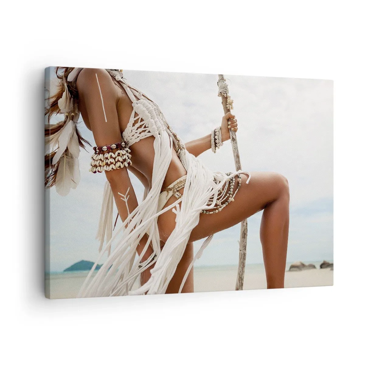 Quadro em tela - Uma figura feminina com ornamentos e roupas étnicas tendo como pano de fundo uma paisagem tropical. - 70x50cm - Sacerdotisa do Sol - Decoração de parede moderna para a sala de estar e quarto ARTTOR