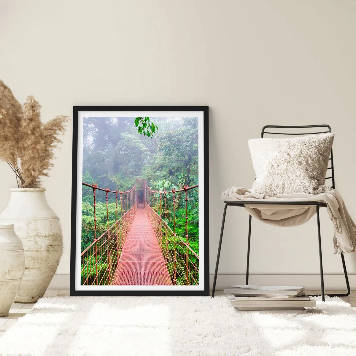 Pôster com moldura preta - Uma ponte suspensa em uma floresta tropical envolta em neblina - 50x70cm - Suspenso acima das copas - Decoração de parede moderna para a sala de estar e quarto ARTTOR