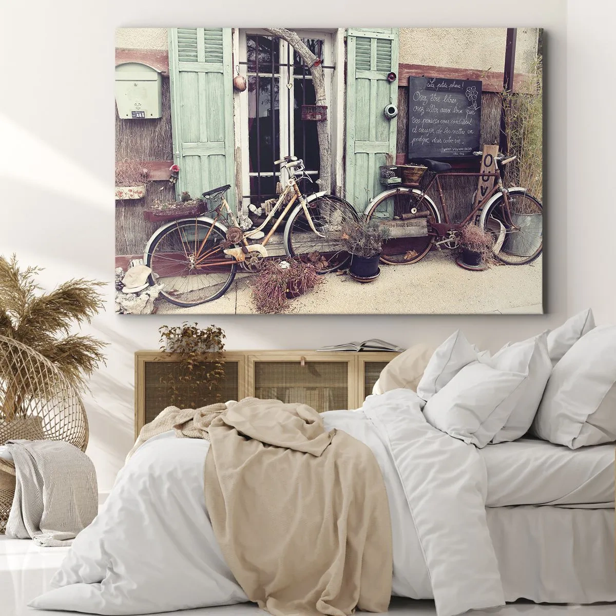 Quadro em tela - Bicicletas vintage em frente a uma porta de madeira com persianas em tons pastéis - 70x50cm - Viva a província - Decoração de parede moderna para a sala de estar e quarto ARTTOR