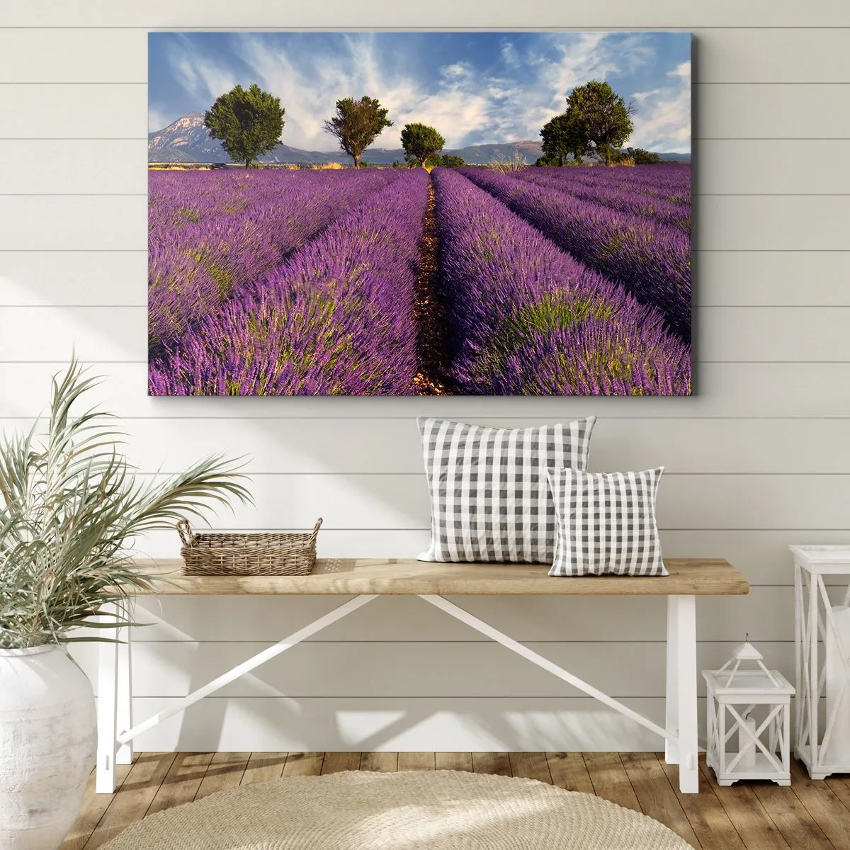 Quadro em tela - Um campo de lavanda com árvores tendo como pano de fundo montanhas e céu - 70x50cm - Prados de lavanda - Decoração de parede moderna para a sala de estar e quarto ARTTOR