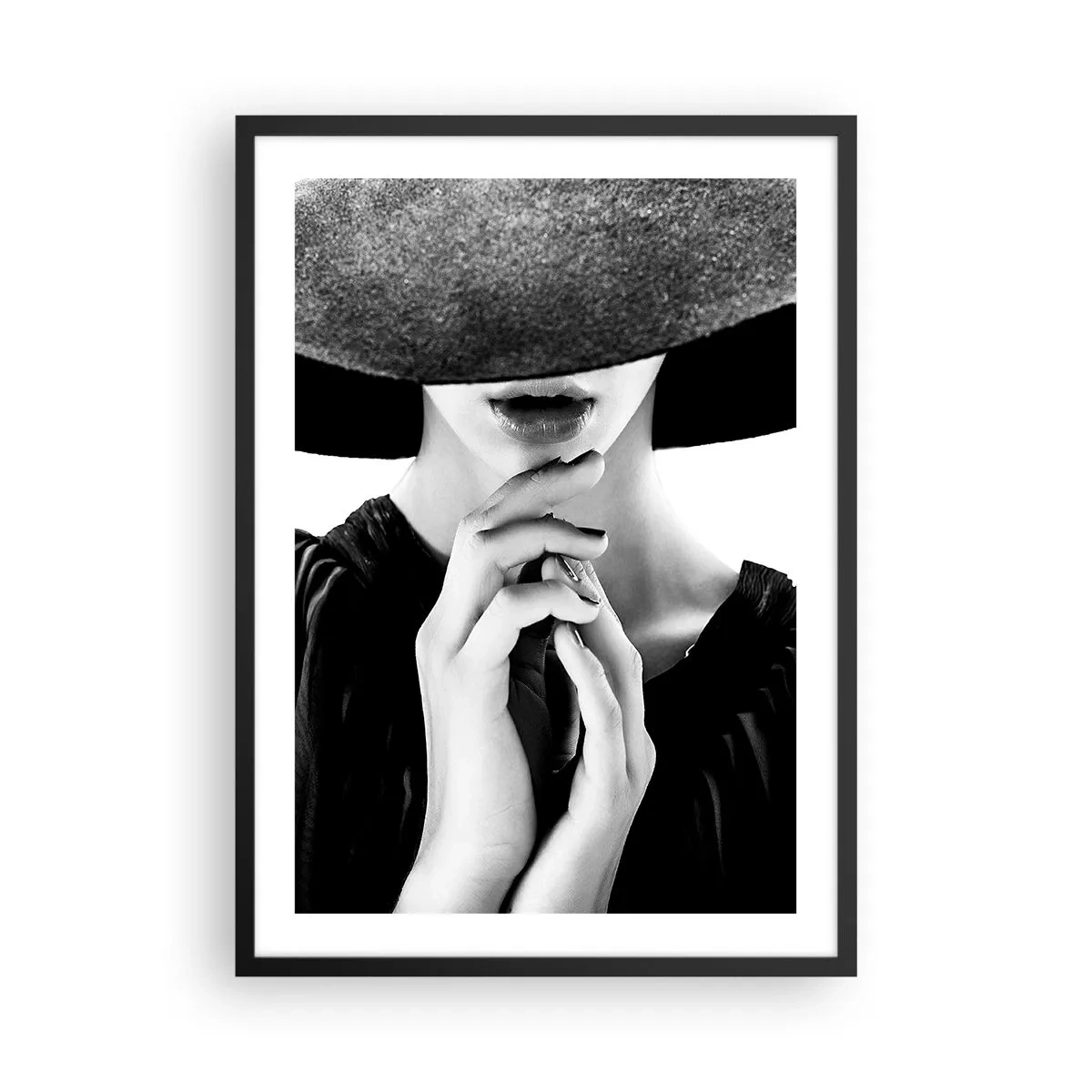 Pôster com moldura preta - Retrato em preto e branco de uma mulher usando um chapéu com o rosto coberto - 50x70cm - Beleza escondida - Decoração de parede moderna para a sala de estar e quarto ARTTOR