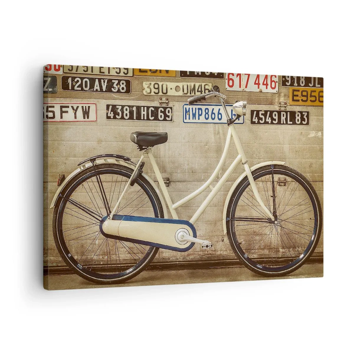 Quadro em tela - Uma bicicleta retrô contra uma parede decorada com placas de veículos - 70x50cm - Sem complexos - Decoração de parede moderna para a sala de estar e quarto ARTTOR
