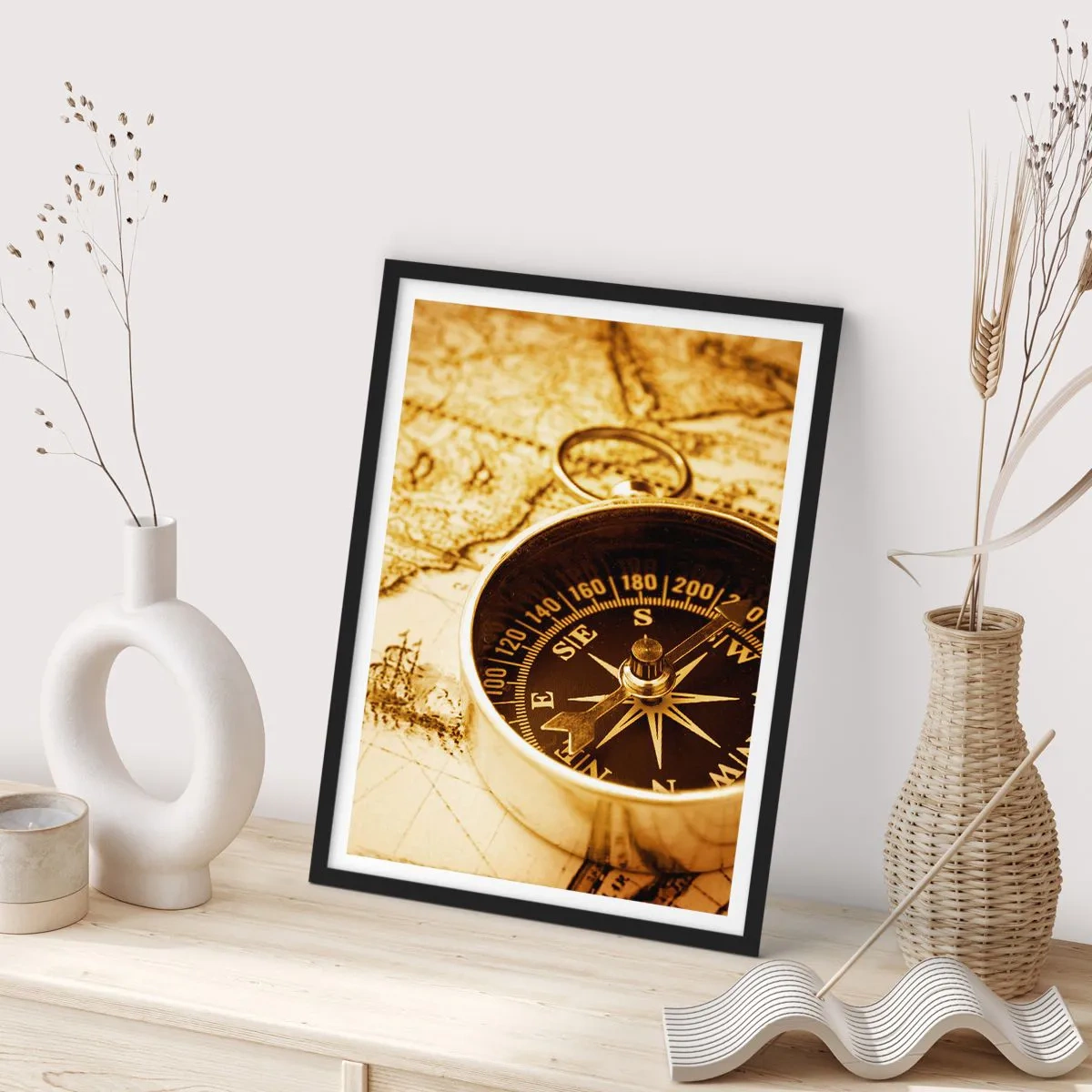 Pôster com moldura preta - Uma bússola em um fundo de mapa em tons de sépia - 50x70cm - Oriente ou Ocidente? - Decoração de parede moderna para a sala de estar e quarto ARTTOR