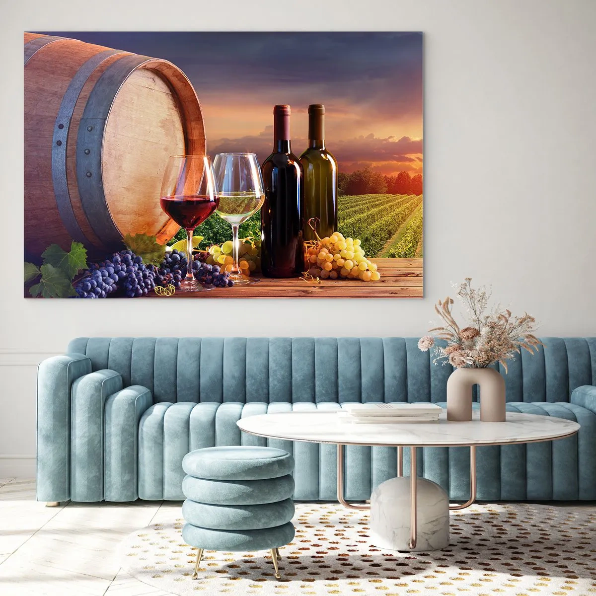 Quadro em vidro - Videiras, um barril e copos com o pôr do sol como pano de fundo - 70x50cm - Aqui a vida tem um sabor - Decoração de parede moderna para a sala de estar e quarto ARTTOR