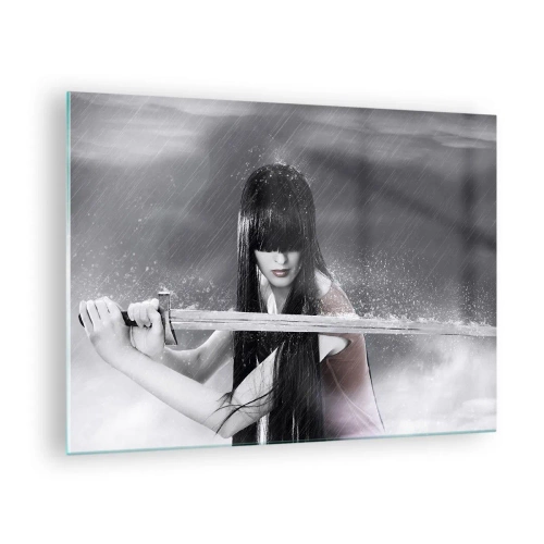 Quadro em vidro - Uma mulher com uma espada na chuva em um fundo monocromático. - 70x50cm - Bonita e perigosa - Decoração de parede moderna para a sala de estar e quarto ARTTOR