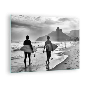 Quadro em vidro - Surfistas na praia com pranchas, composição em preto e branco - 70x50cm - Samba para uma onda - Decoração de parede moderna para a sala de estar e quarto ARTTOR