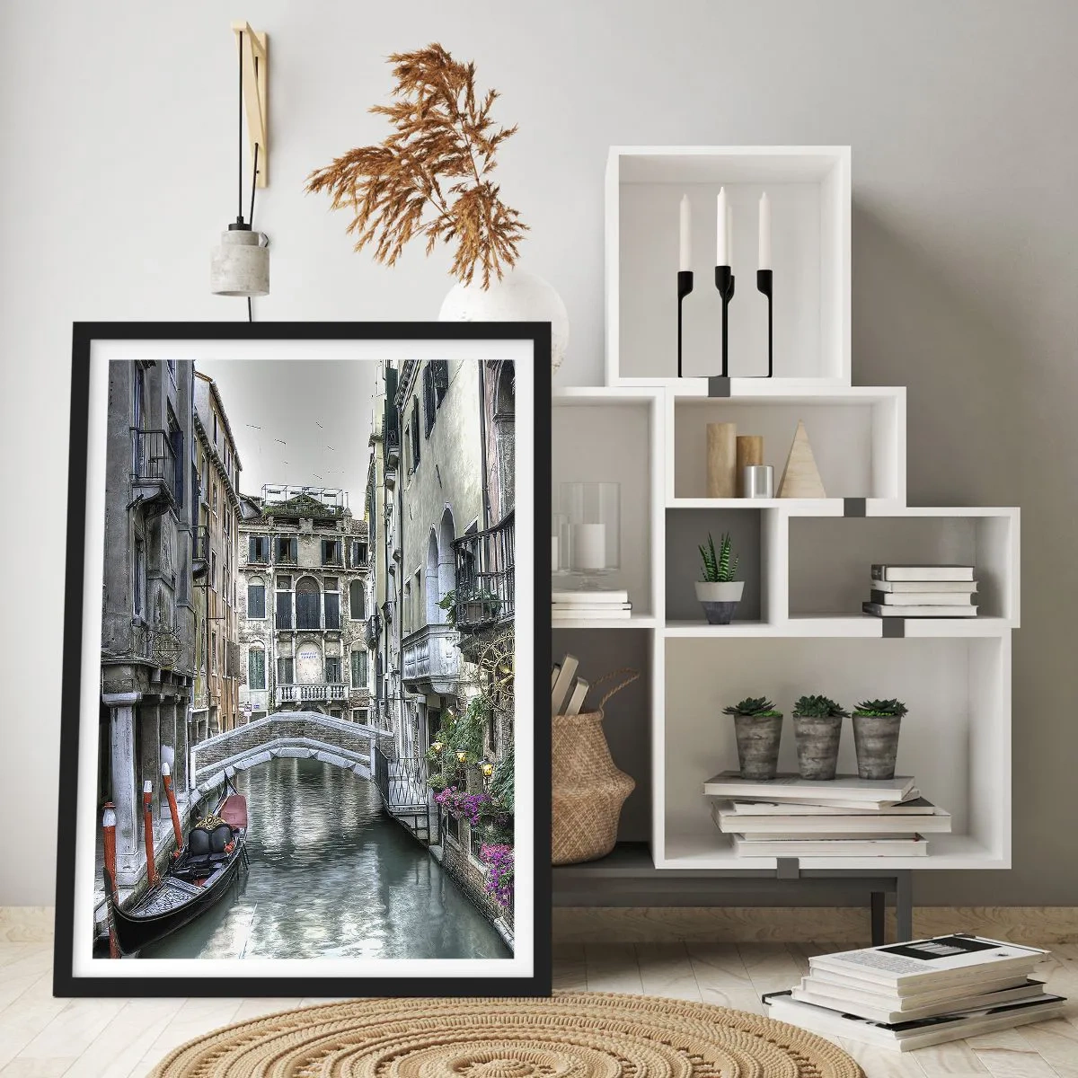 Pôster com moldura preta - Um canal em Veneza com uma gôndola e uma ponte ao fundo - 50x70cm - Há séculos em devaneio silencioso - Decoração de parede moderna para a sala de estar e quarto ARTTOR
