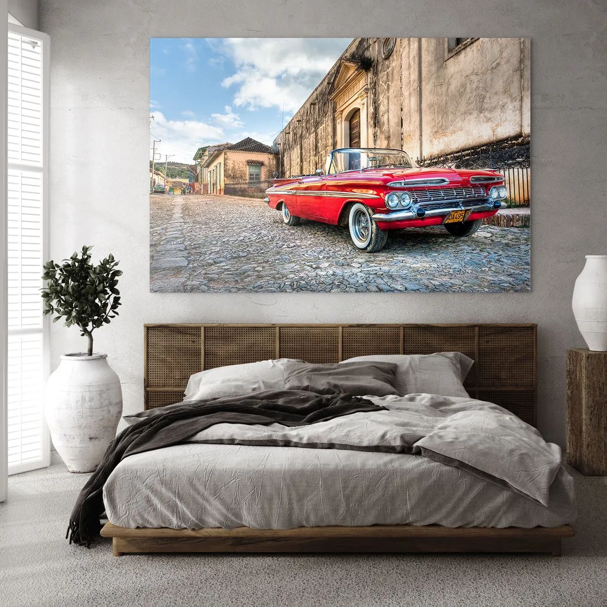 Quadro em vidro - Um conversível vermelho clássico em uma rua de paralelepípedos em um ambiente retrô - 70x50cm - Emoções cubanas - Decoração de parede moderna para a sala de estar e quarto ARTTOR