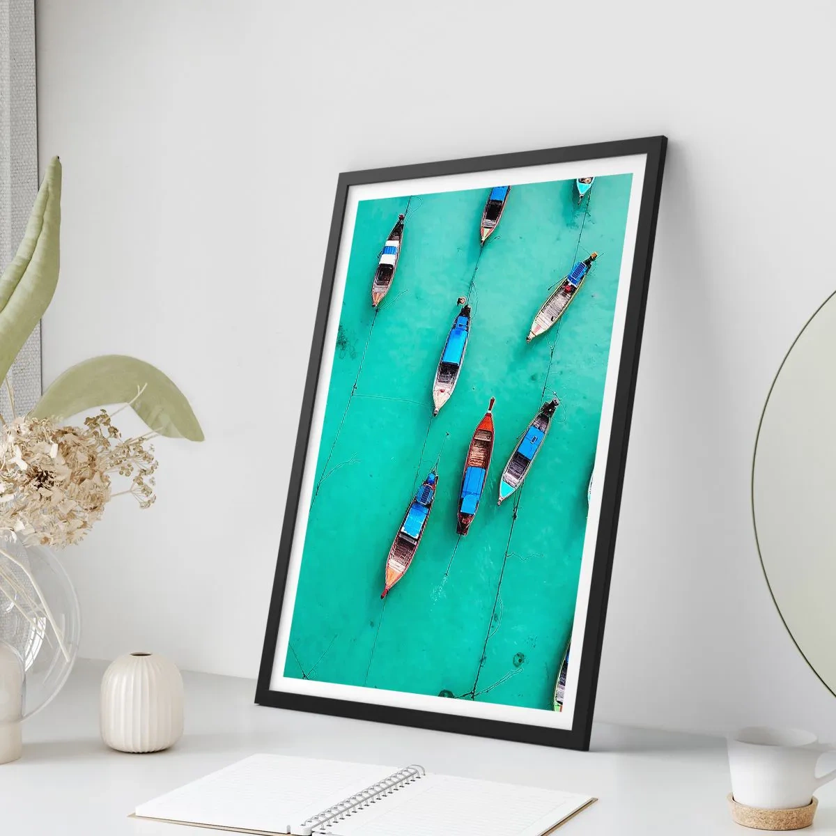 Pôster com moldura preta - Uma vista aérea de barcos de pesca em águas azul-turquesa - 50x70cm - Na alegre expectativa - Decoração de parede moderna para a sala de estar e quarto ARTTOR