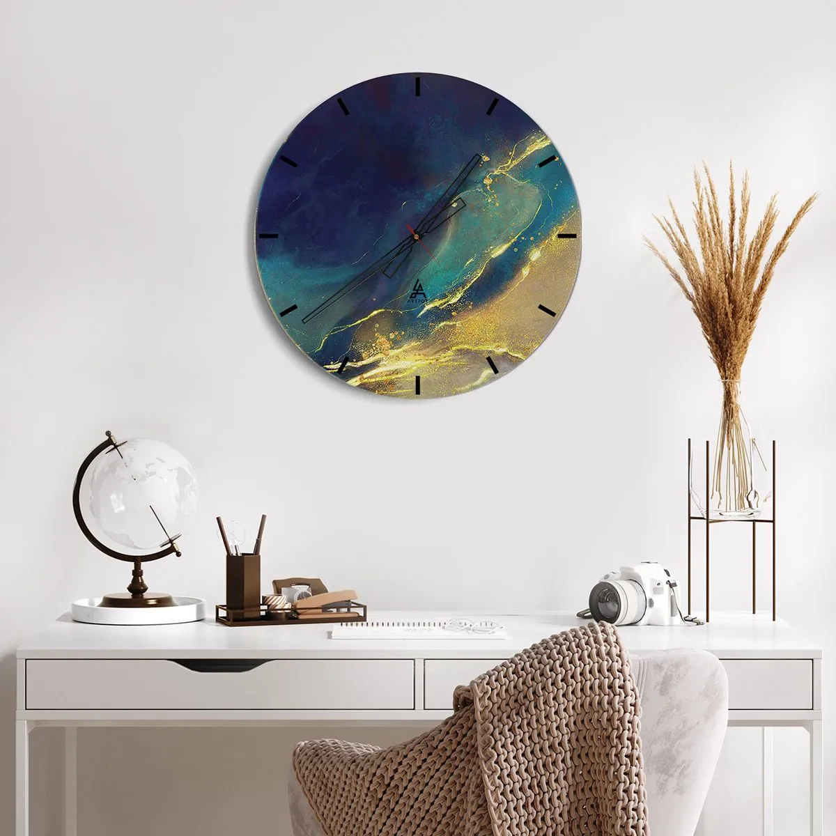 Relógio de parede - Relógio em vidro - Uma composição abstrata em azul marinho e dourado que lembra uma piscina de água - 30x30cm - Piscina dourada - Decoração de parede moderna para a sala de estar, cozinha e quarto ARTTOR