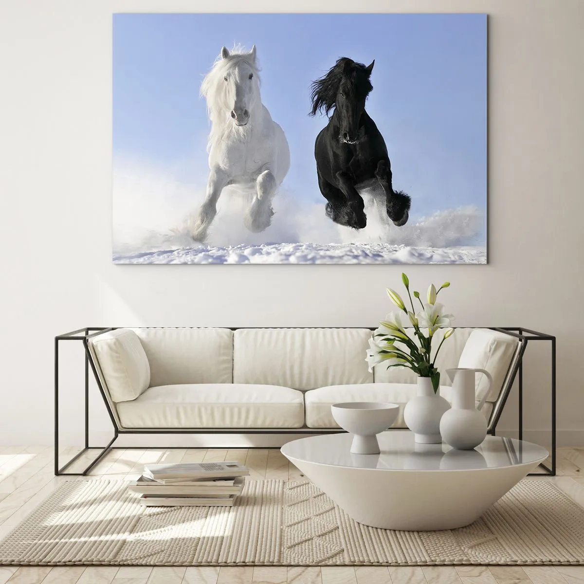 Quadro em vidro - Um cavalo preto e branco correndo pela neve em uma paisagem de inverno - 70x50cm - Galope preto e branco - Decoração de parede moderna para a sala de estar e quarto ARTTOR