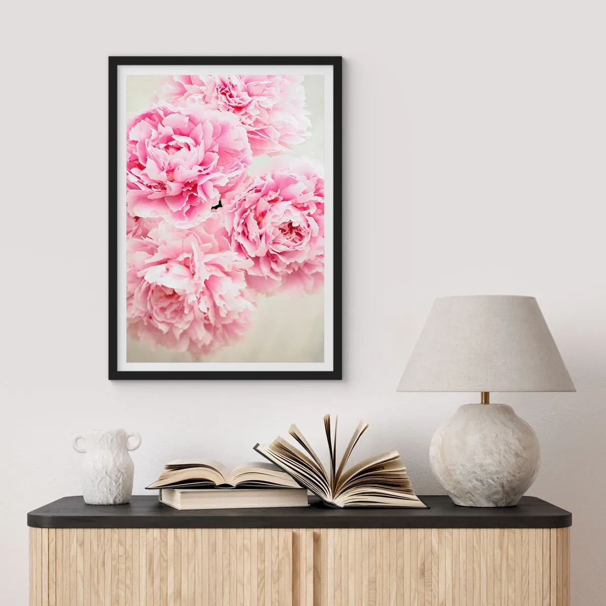 Pôster com moldura preta - Um buquê de peônias rosa em um fundo claro - 50x70cm - Em esplendor rosa - Decoração de parede moderna para a sala de estar e quarto ARTTOR