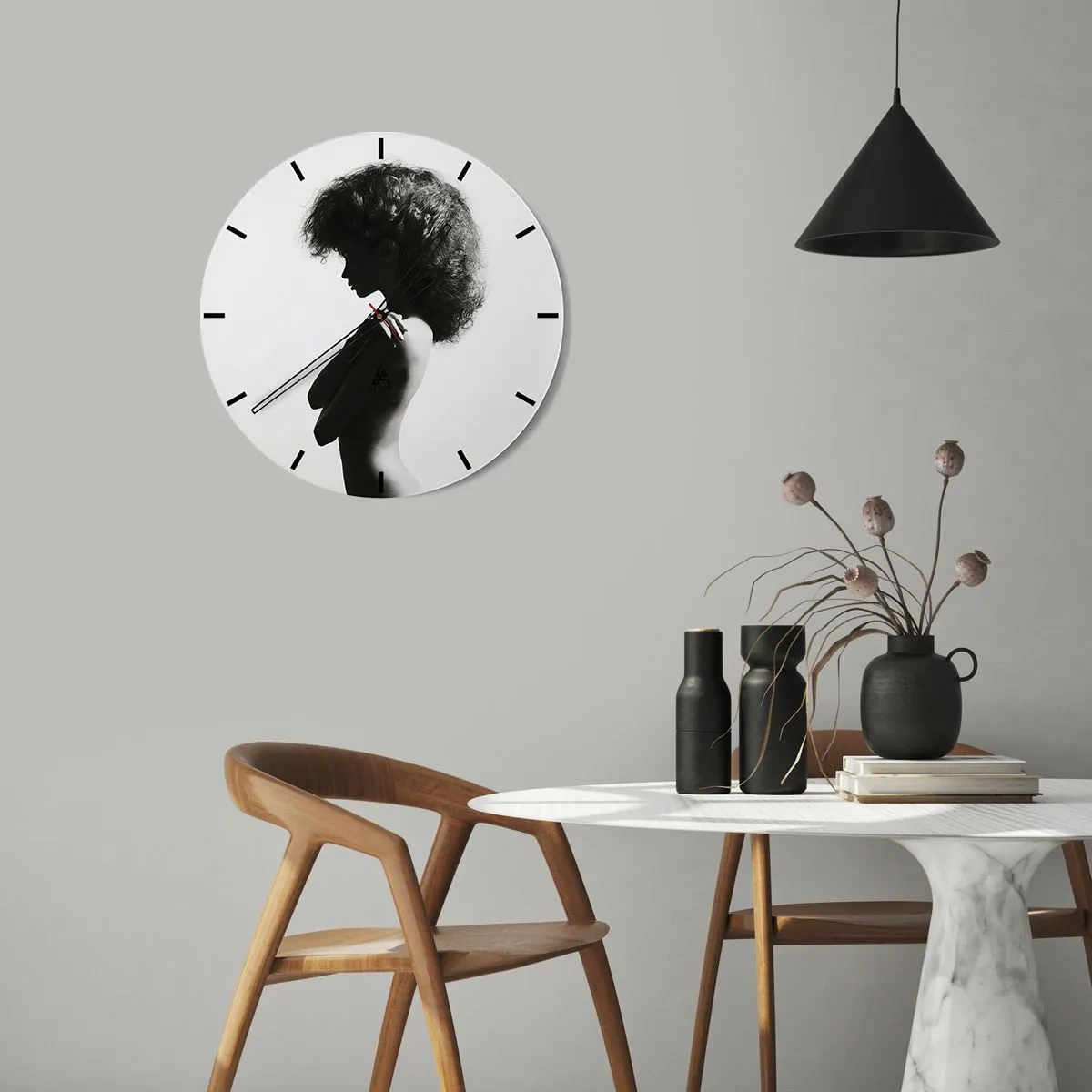 Relógio de parede - Relógio em vidro - Retrato em preto e branco de uma mulher de meio perfil com um penteado dinâmico - 30x30cm - Como uma flor em um caule fino - Decoração de parede moderna para a sala de estar, cozinha e quarto ARTTOR