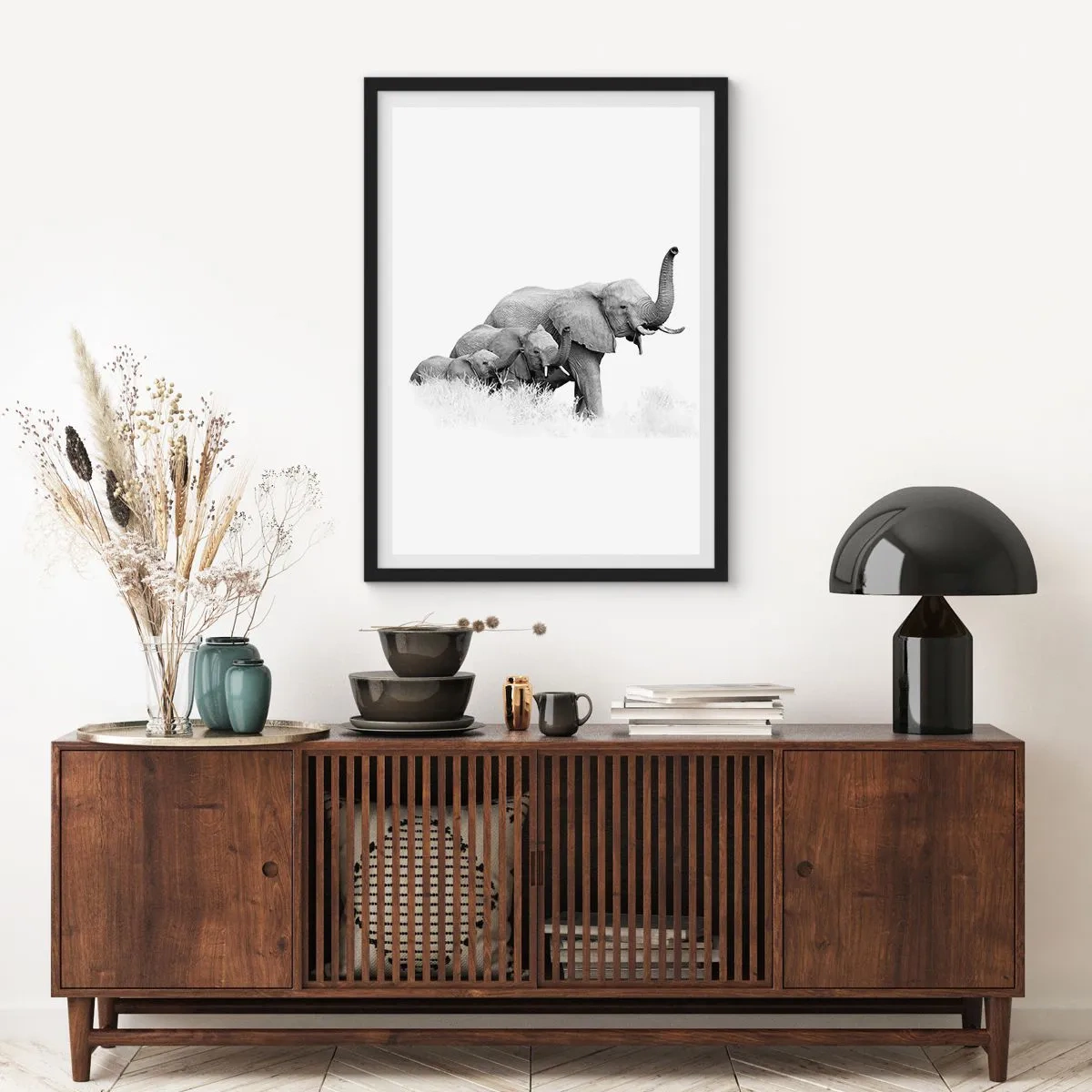 Pôster com moldura preta - Um retrato em preto e branco de uma família de elefantes na savana. - 50x70cm - Um, dois, três - Decoração de parede moderna para a sala de estar e quarto ARTTOR