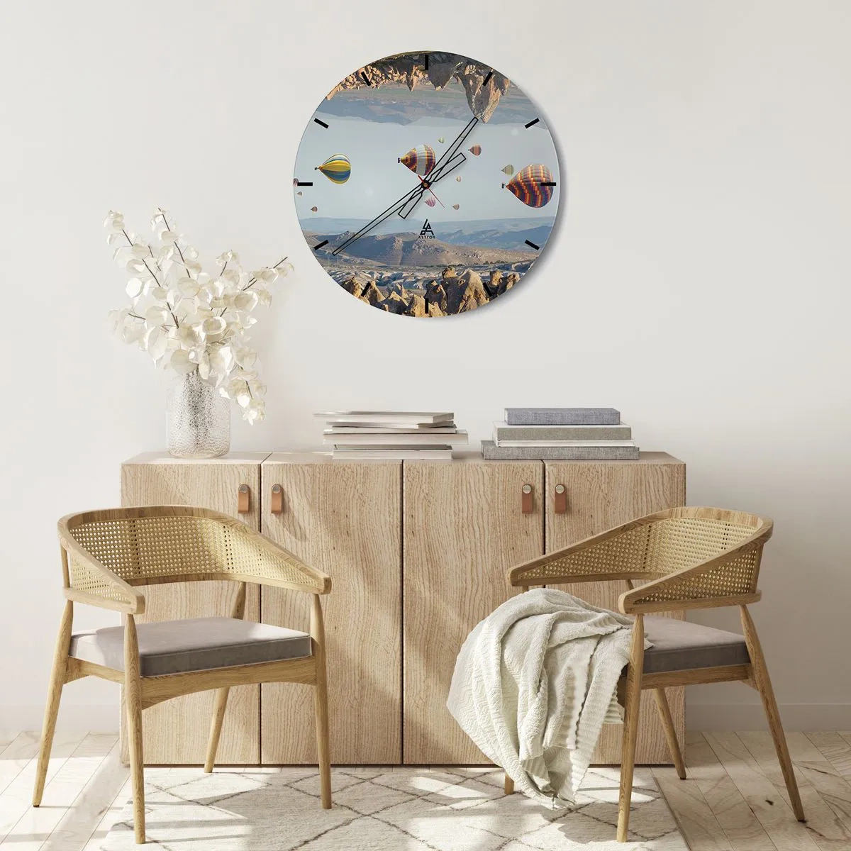 Relógio de parede - Relógio em vidro - Balões contra uma paisagem montanhosa - 30x30cm - Tudo é possível aqui - Decoração de parede moderna para a sala de estar, cozinha e quarto ARTTOR