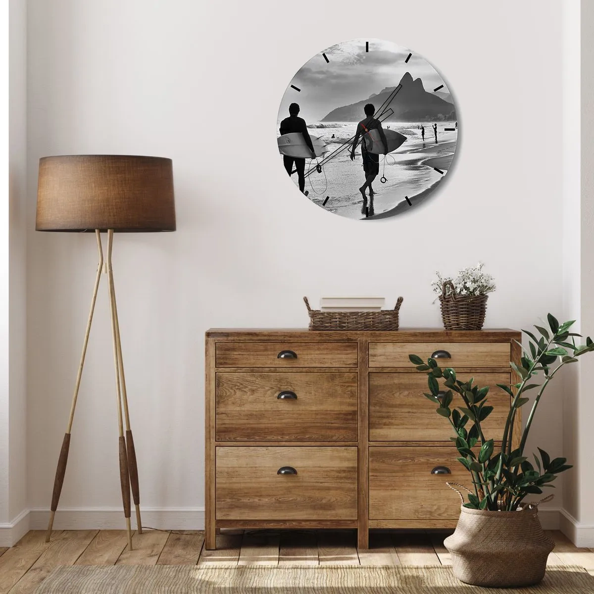 Relógio de parede - Relógio em vidro - Dois surfistas na praia em uma paisagem em preto e branco - 30x30cm - Samba para uma onda - Decoração de parede moderna para a sala de estar, cozinha e quarto ARTTOR