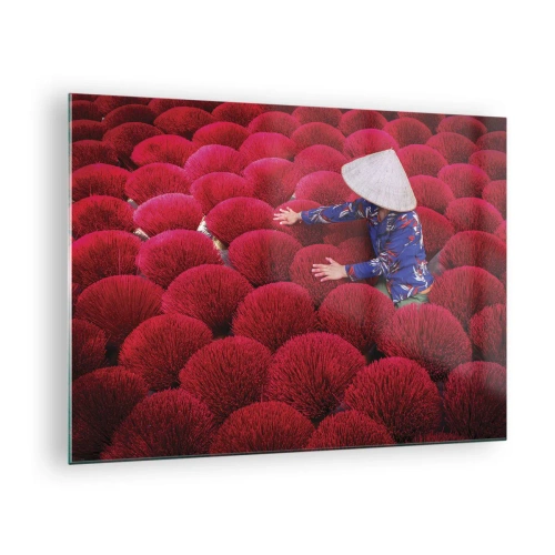 Quadro em vidro - Um trabalhador entre incensos vermelhos contra um fundo de padrão - 70x50cm - No campo de arroz - Decoração de parede moderna para a sala de estar e quarto ARTTOR