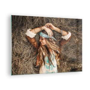 Quadro em vidro - Mulher estilo boho deitada no feno sorrindo - 70x50cm - A caminho do verão do amor - Decoração de parede moderna para a sala de estar e quarto ARTTOR