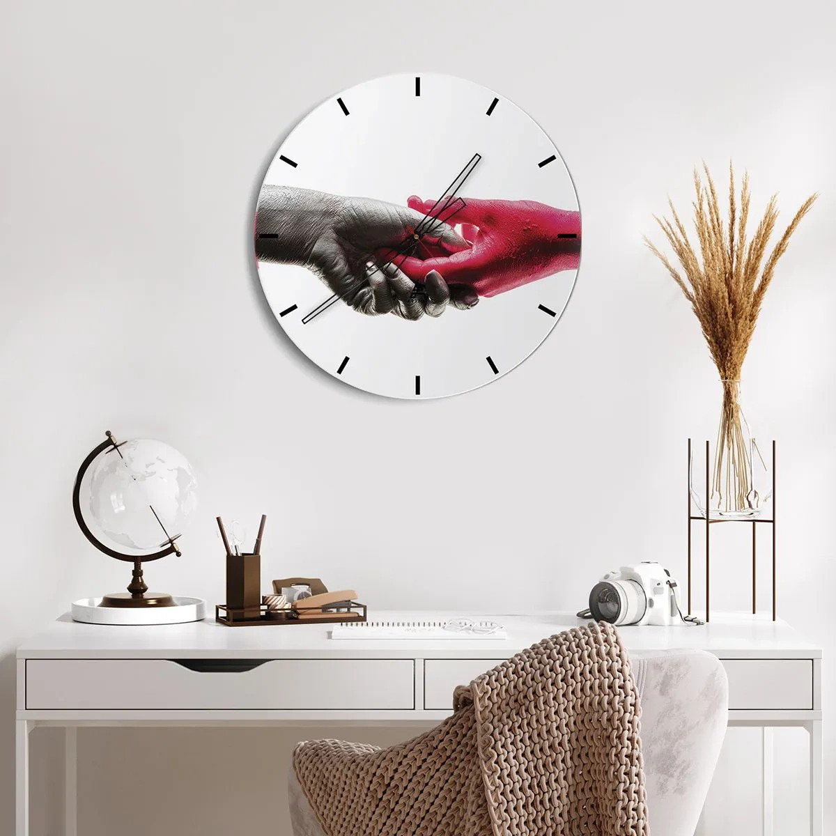 Relógio de parede - Relógio em vidro - Aperto de mão simbólico em preto e vermelho - 30x30cm - Juntos, mas diferentes - Decoração de parede moderna para a sala de estar, cozinha e quarto ARTTOR