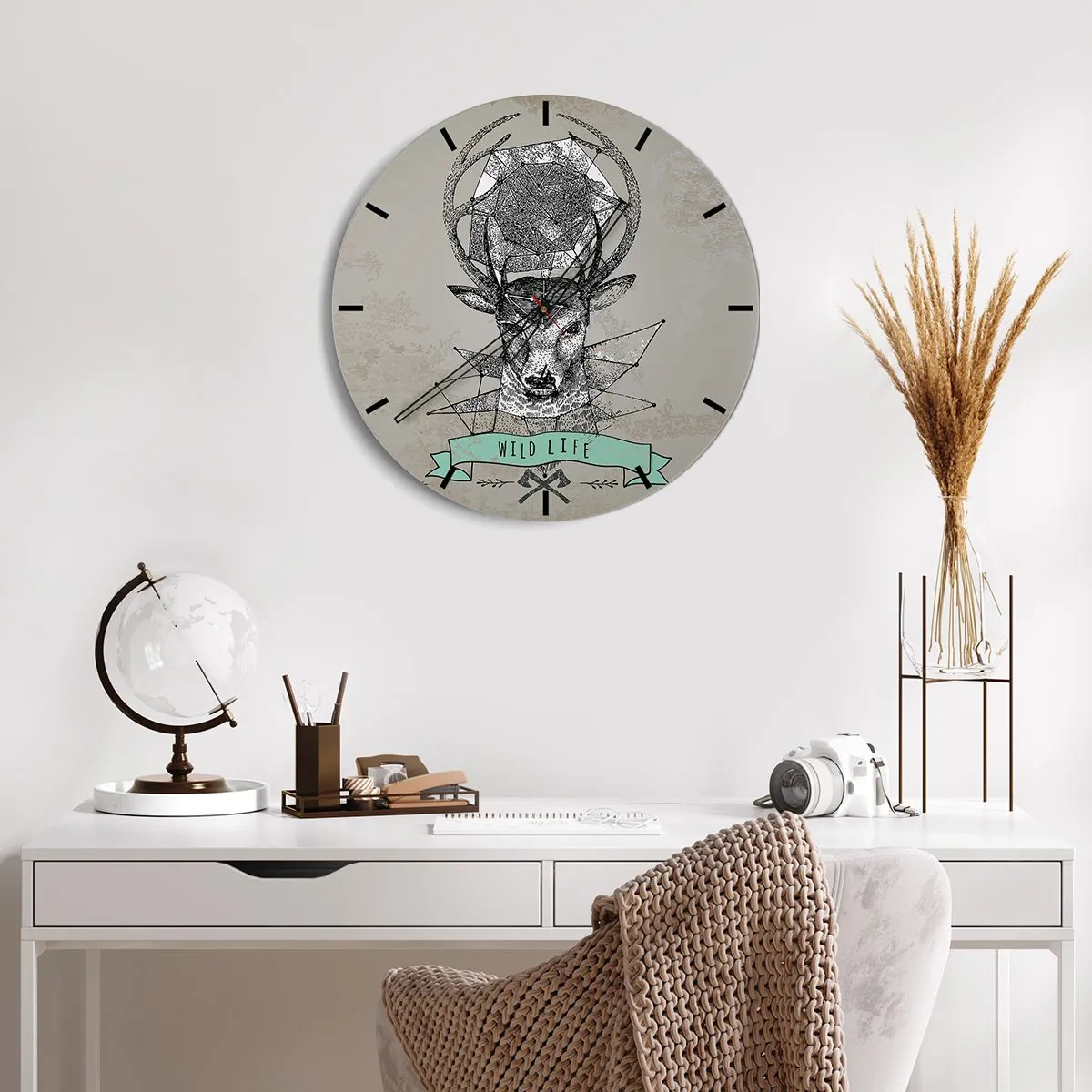 Relógio de parede - Relógio em vidro - Veado geométrico com a inscrição Vida Selvagem em um fundo cinza - 30x30cm - A Visão de Santo Hubertus - Decoração de parede moderna para a sala de estar, cozinha e quarto ARTTOR