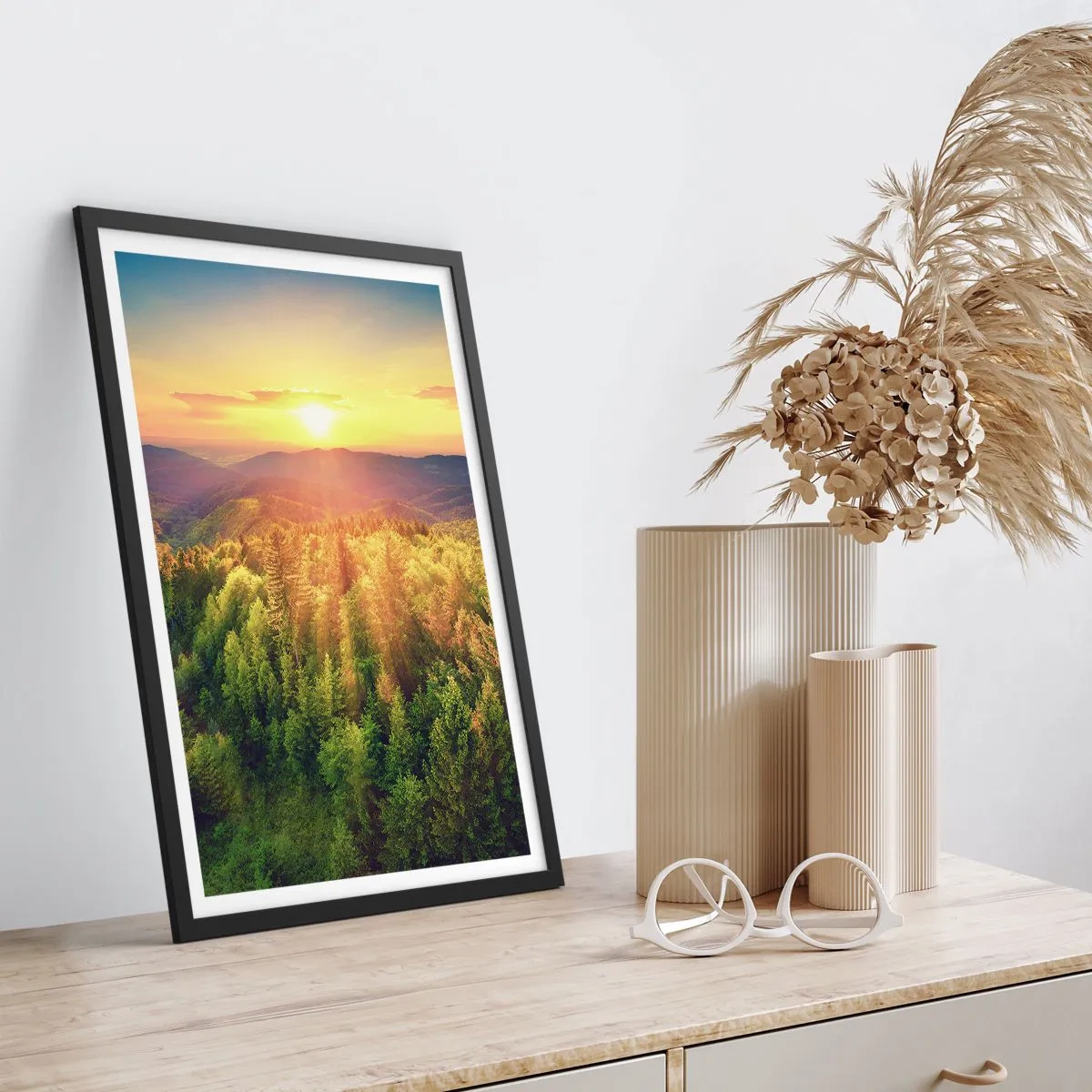 Pôster com moldura preta - Pôr do sol sobre uma floresta montanhosa repleta de vegetação - 50x70cm - Picos e cumes - Decoração de parede moderna para a sala de estar e quarto ARTTOR