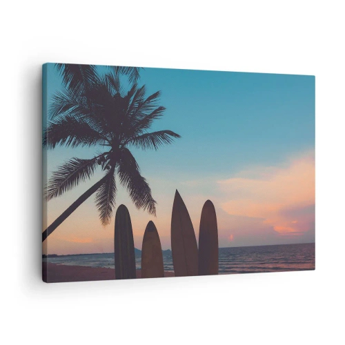 Quadro em tela - Pranchas de surfe com uma palmeira ao fundo e um pôr do sol - 70x50cm - Amanhã também será divertido - Decoração de parede moderna para a sala de estar e quarto ARTTOR