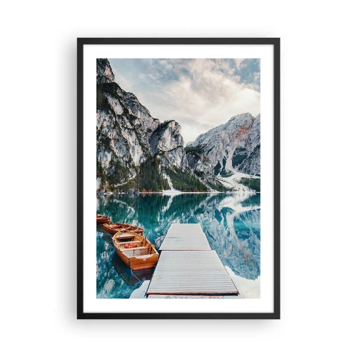Pôster com moldura preta - Um lago de montanha com barcos de madeira e um píer - 50x70cm - Vamos mostrar-lhe a beleza - Decoração de parede moderna para a sala de estar e quarto ARTTOR
