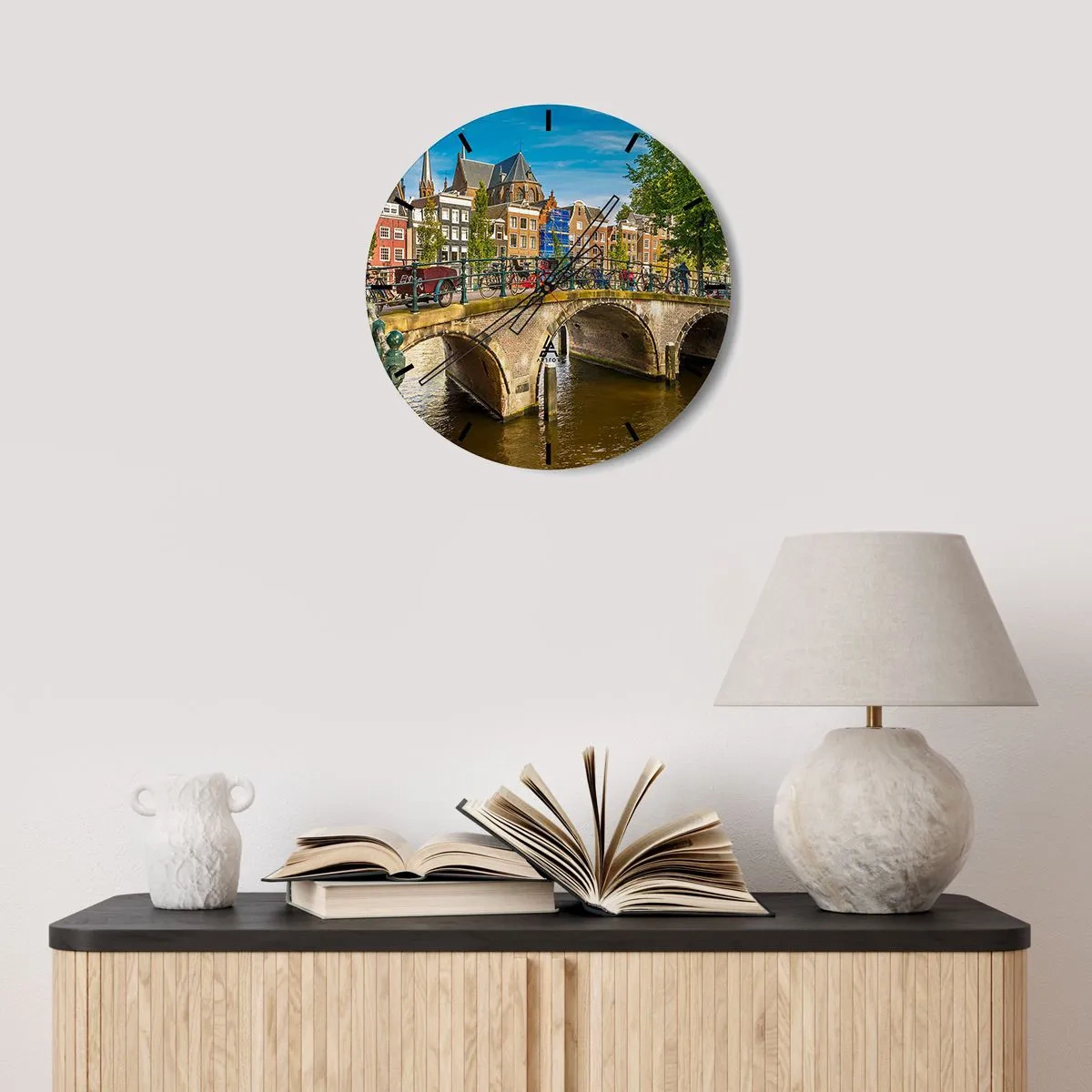 Relógio de parede - Relógio em vidro - Uma ponte pitoresca sobre o canal cercada por edifícios e bicicletas - 30x30cm - Primavera junto ao canal - Decoração de parede moderna para a sala de estar, cozinha e quarto ARTTOR
