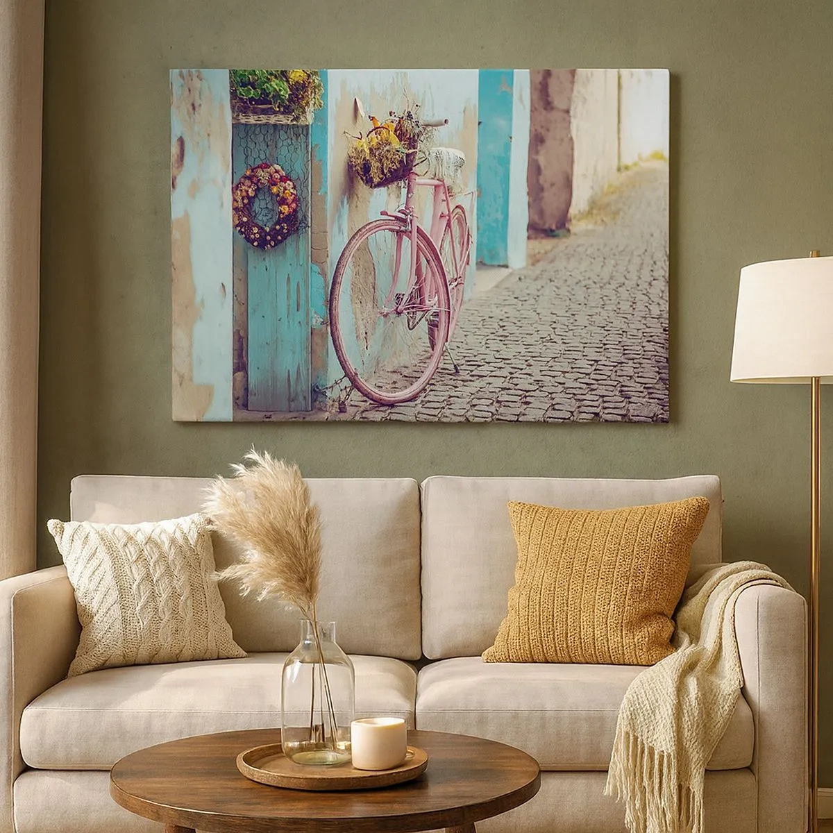 Quadro em tela - Uma bicicleta rosa perto de uma porta turquesa - 70x50cm - Volto logo - Decoração de parede moderna para a sala de estar e quarto ARTTOR