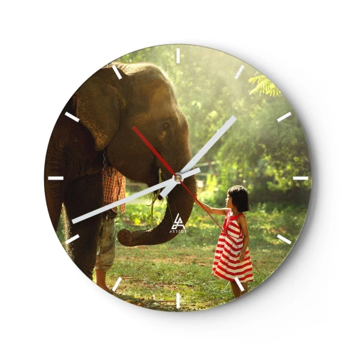 Relógio de parede - Relógio em vidro - Uma garota de vestido vermelho toca a tromba de um elefante na floresta. - 30x30cm - O poder da amizade - Decoração de parede moderna para a sala de estar, cozinha e quarto ARTTOR