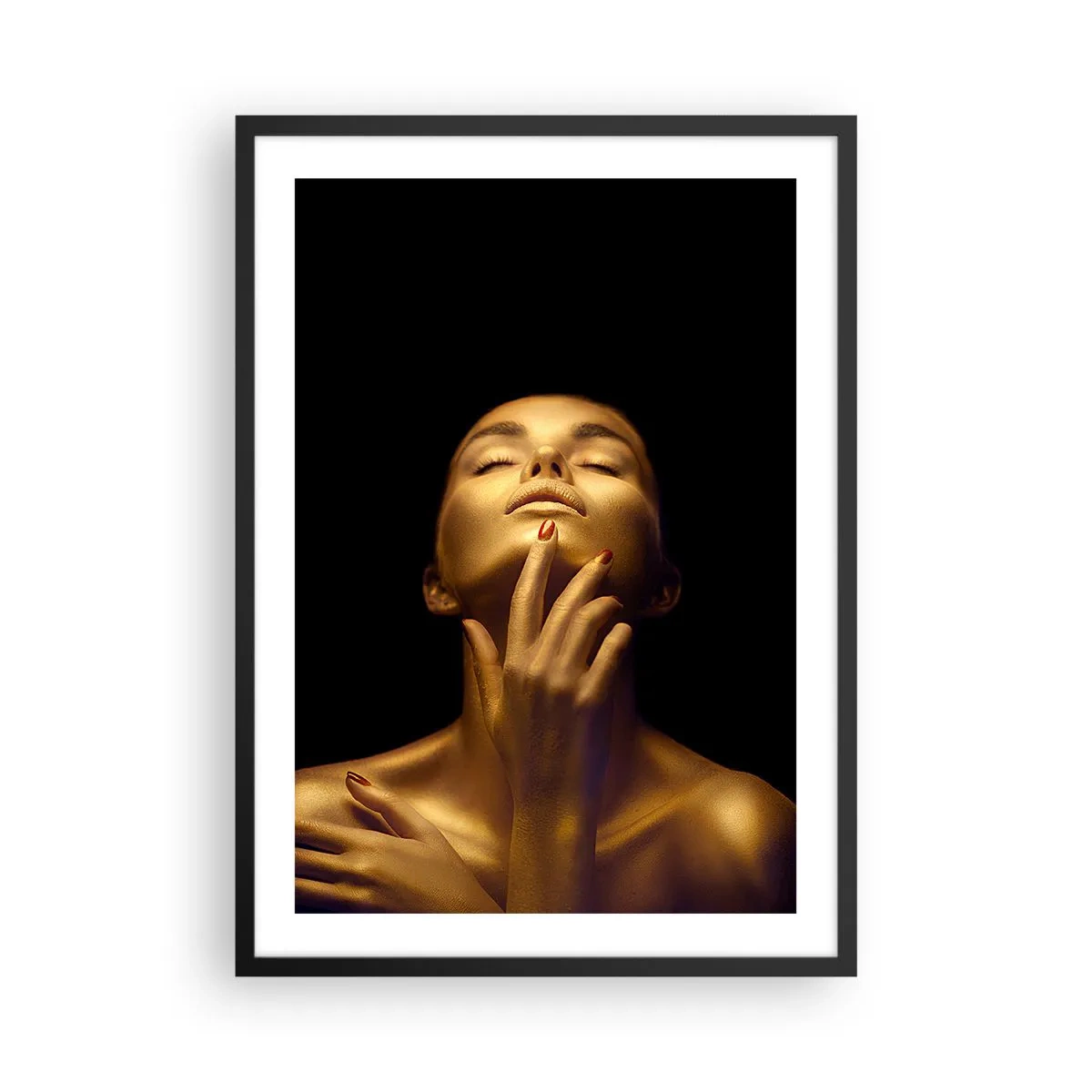 Pôster com moldura preta - Uma figura dourada sobre um fundo preto em uma pose elegante - 50x70cm - Como seda dourada - Decoração de parede moderna para a sala de estar e quarto ARTTOR