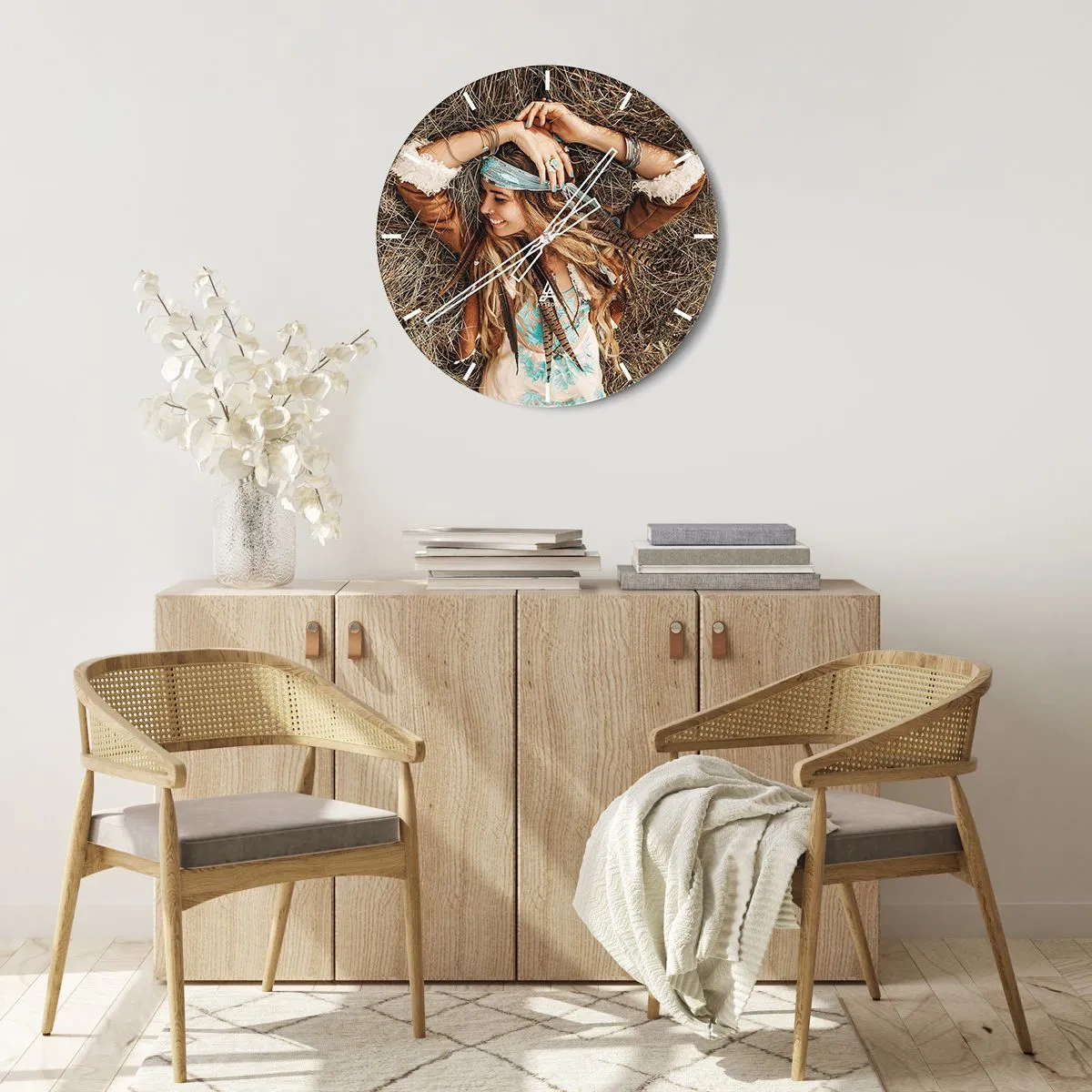 Relógio de parede - Relógio em vidro - Mulher boho sorridente deitada no feno - 30x30cm - A caminho do verão do amor - Decoração de parede moderna para a sala de estar, cozinha e quarto ARTTOR