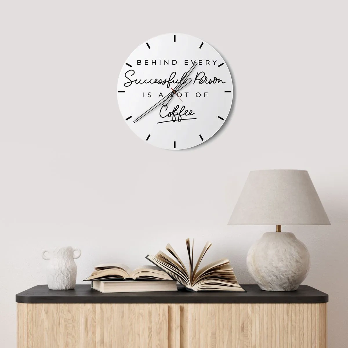 Relógio de parede - Relógio em vidro - Um relógio branco com uma inscrição motivacional sobre café. - 30x30cm - O segredo do sucesso - Decoração de parede moderna para a sala de estar, cozinha e quarto ARTTOR
