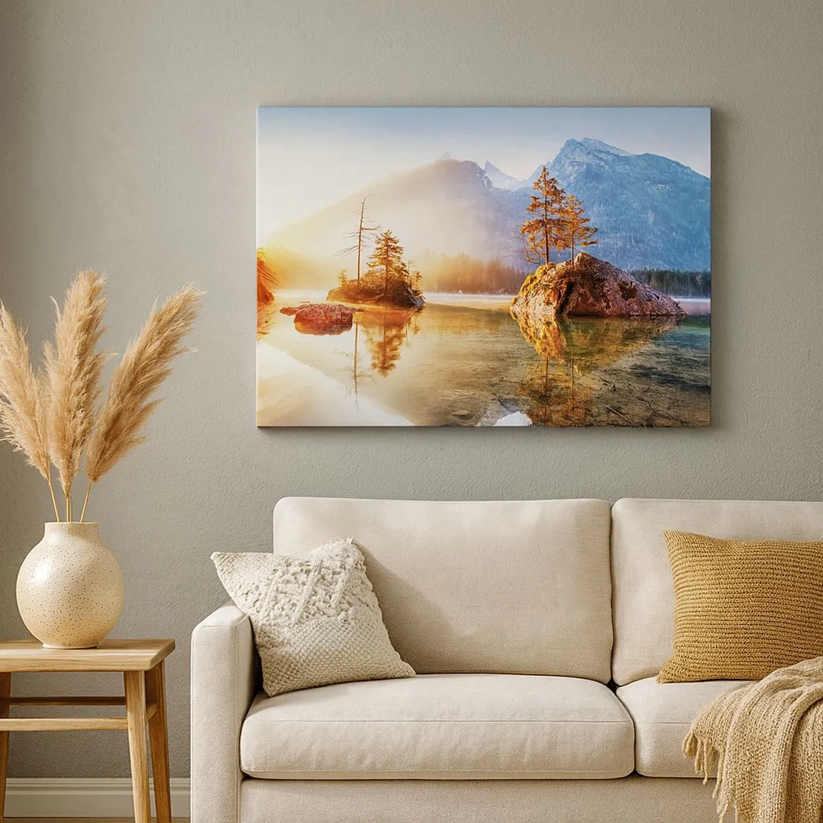 Quadro em tela - Um lago com ilhas e montanhas ao fundo ao nascer do sol - 70x50cm - A natureza sob uma nova luz - Decoração de parede moderna para a sala de estar e quarto ARTTOR