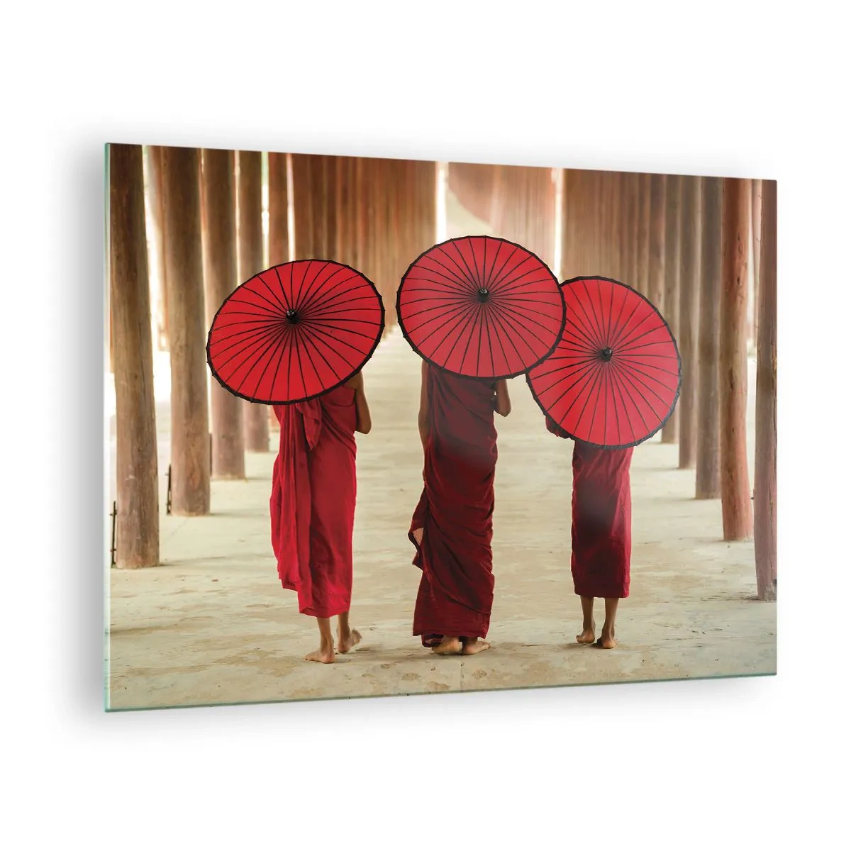 Quadro em vidro - Monges com guarda-chuvas vermelhos caminhando por um corredor de madeira - 70x50cm - A caminho da Terra Pura - Decoração de parede moderna para a sala de estar e quarto ARTTOR